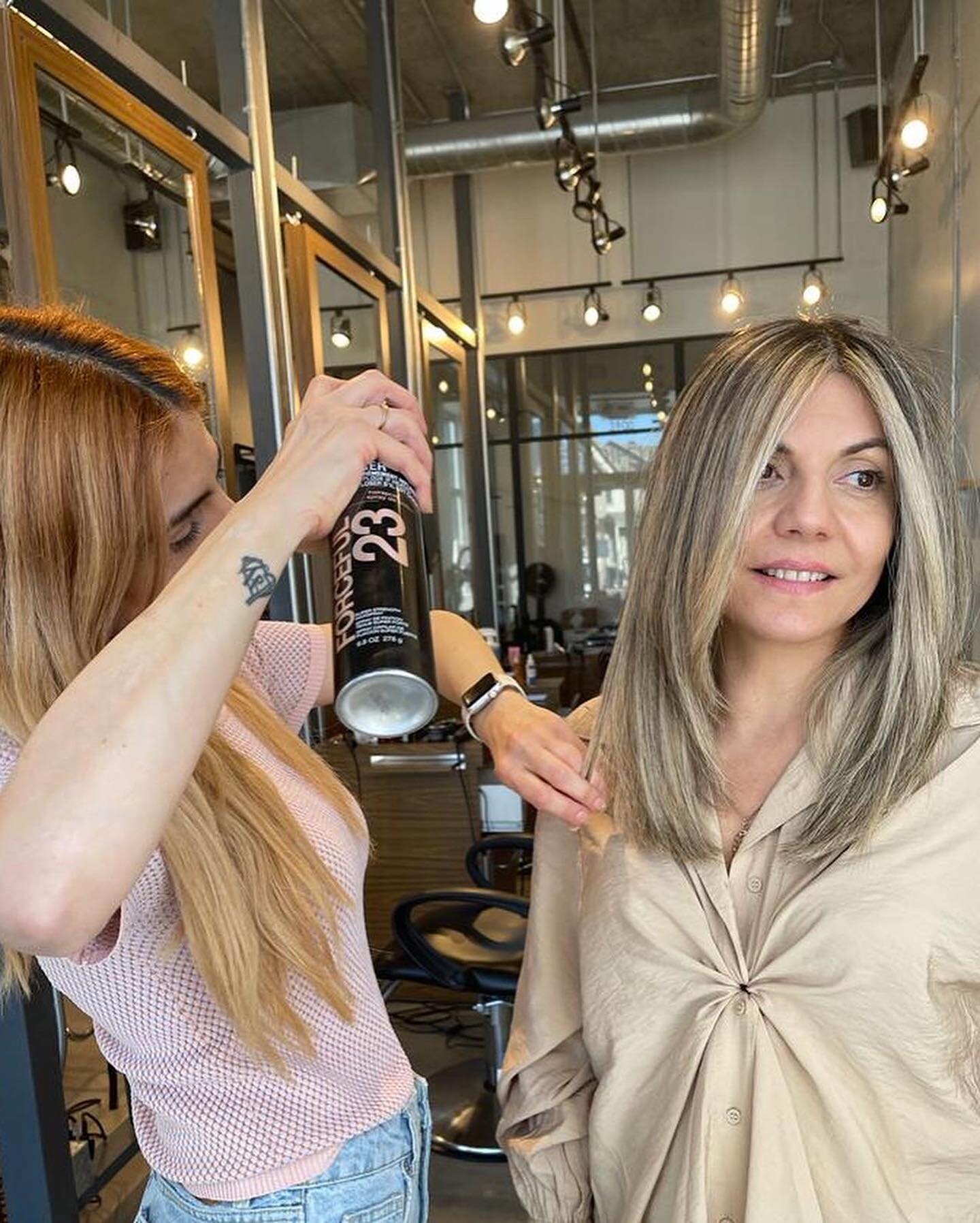 E l l e. ✂️👯&zwj;♀️#sister 
Elle a &eacute;t&eacute; mon duo durant 24ans,ma coloriste minutieuse qui me comprenait sans mots💕
Je suis chanceuse d&rsquo;&ecirc;tre entour&eacute; avec des coloristes exceptionnels et talentueux qui ont su la remplac