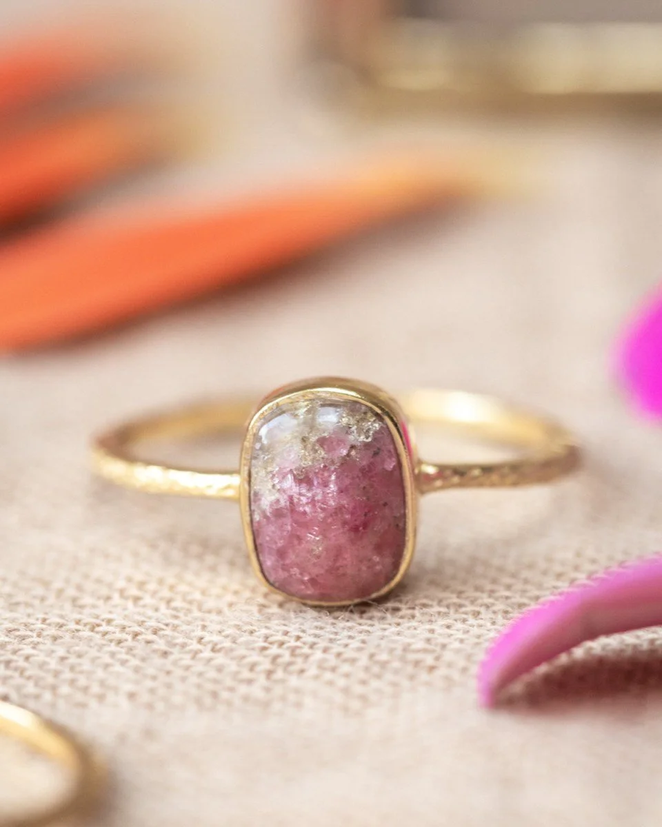 Anello con pietra ovale rosa