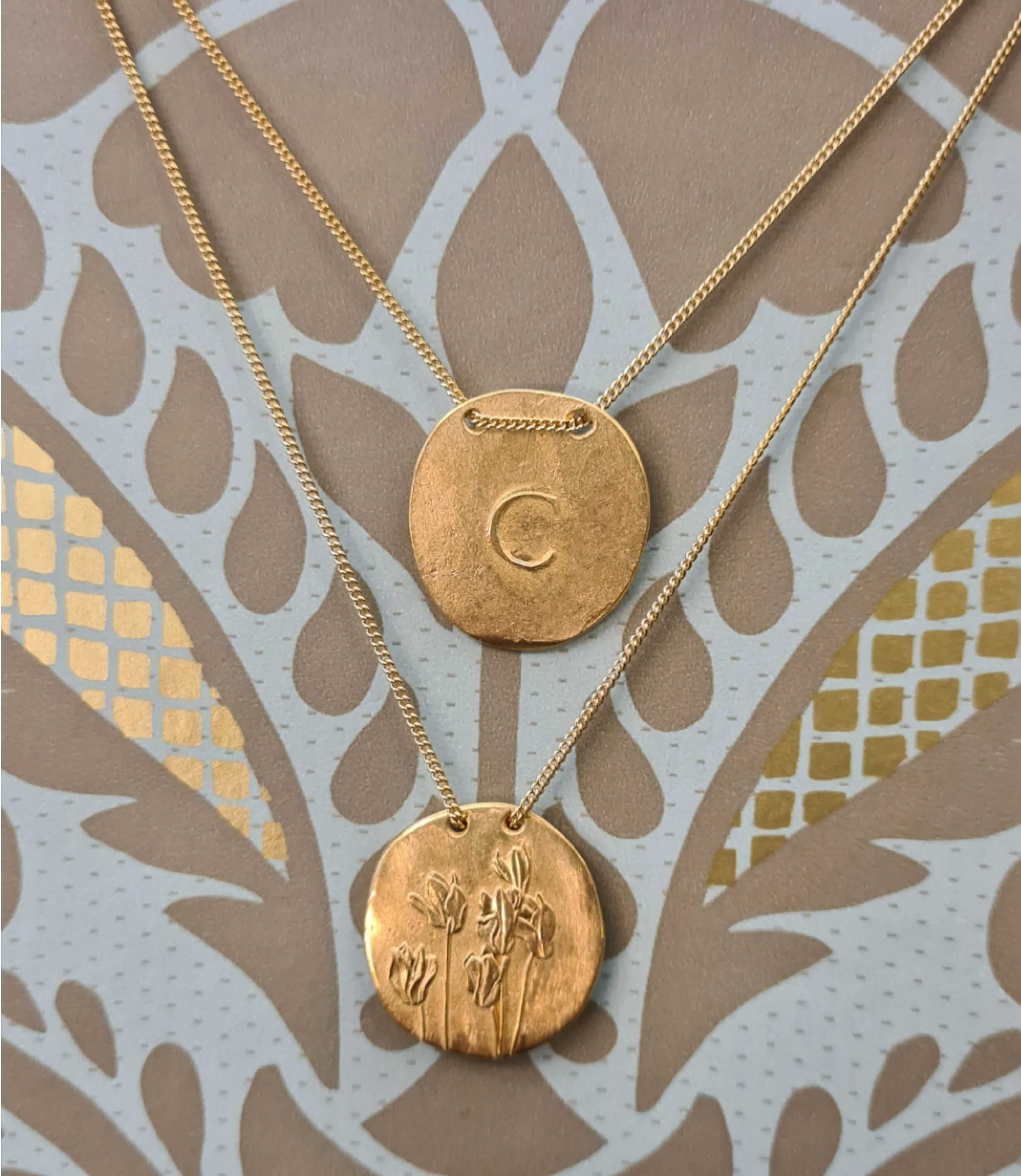 Collana con medaglione in argento placcato oro con iniziale