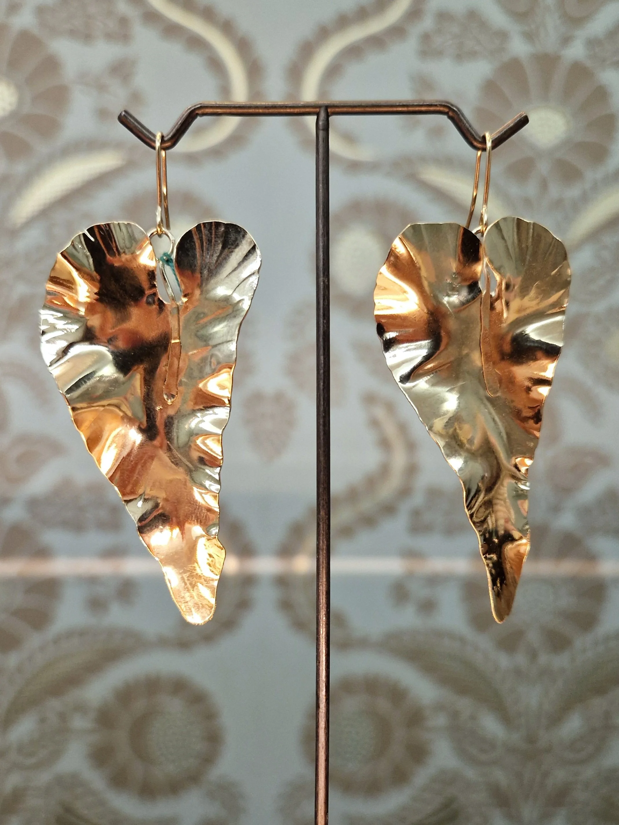 orecchini con foglia dorata