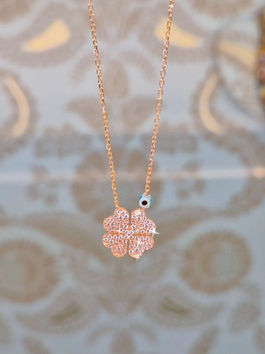 Collana Kurshuni con quadrifoglio