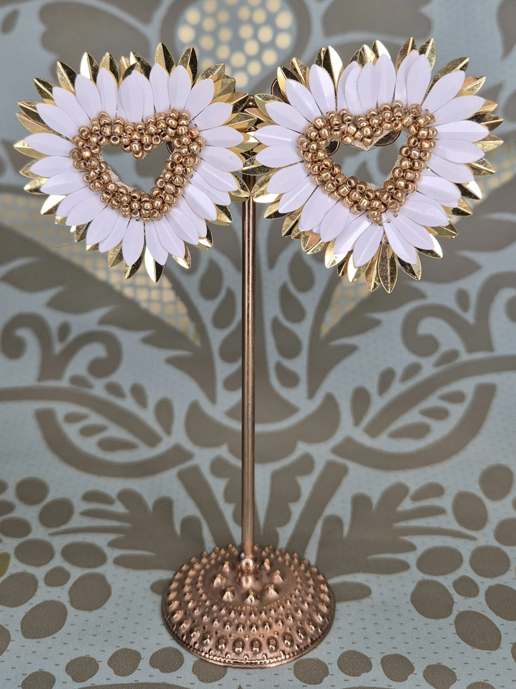 orecchini bianchi e oro