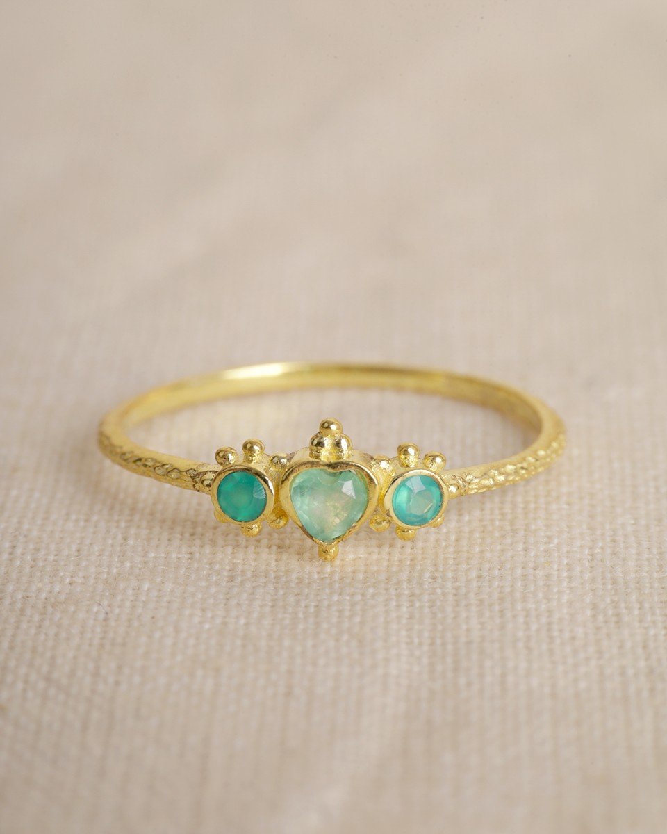 Anello con pietra a cuore