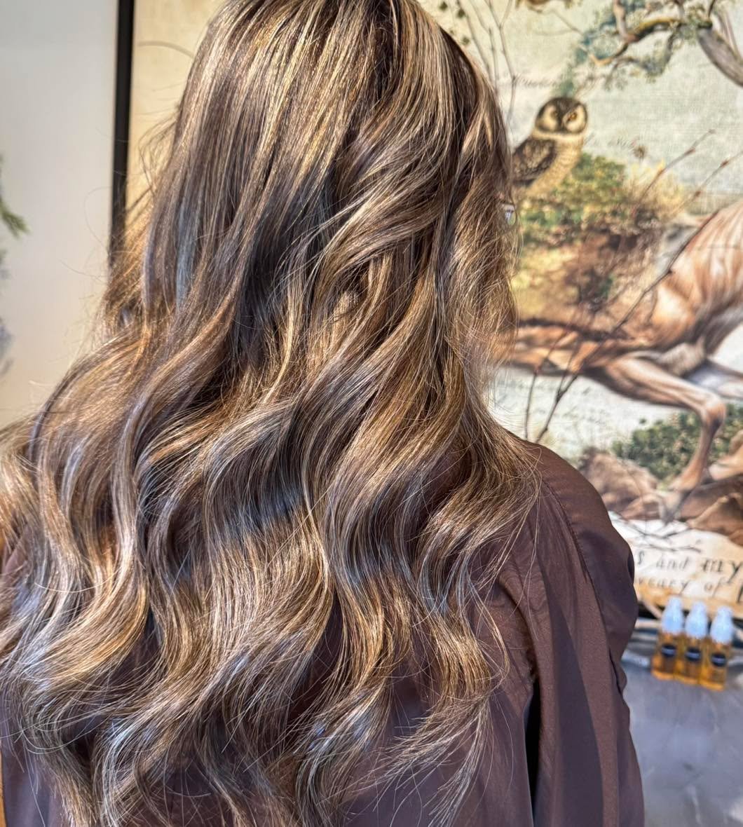 T H I S signature transformation curated with Great Lengths blends rich cocoa, mocha and creamy neutral blonde,  to create length, softness, and a seamless veil of color that feels effortlessly natural.

The result is a refined, elevated version of h