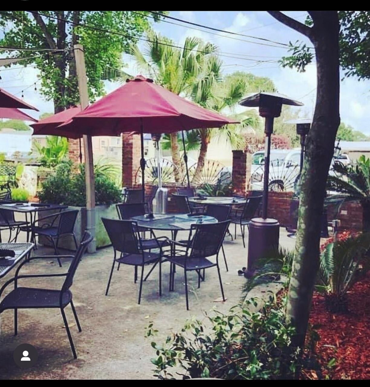 Great courtyard weather! Come dine with us on our patio.