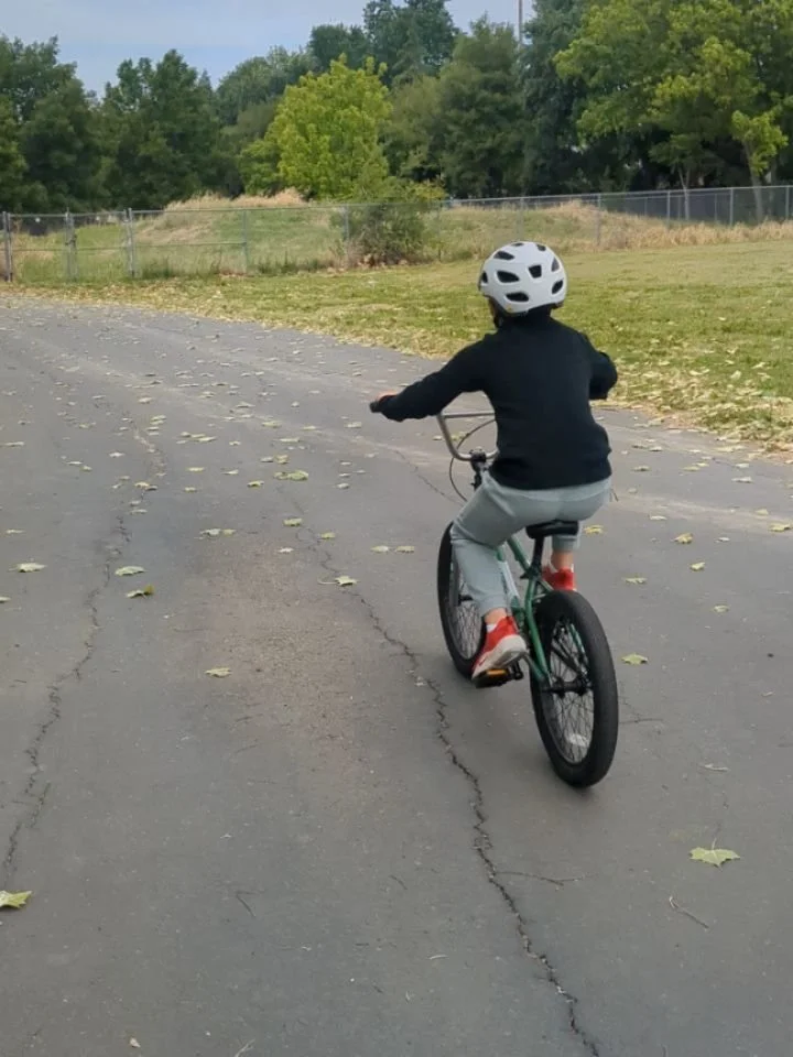 Another new bike rider joins Sacramento ! Congrats to this little dude who had such a positive attitude AND who practiced ahead of his lesson - he was up in no time! We got to practice some more advanced skills thanks to his pre-lesson drills, like m