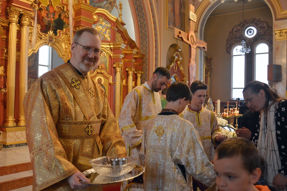 SVCT-cathedral-palm-sunday-2024-communion-servers.jpg