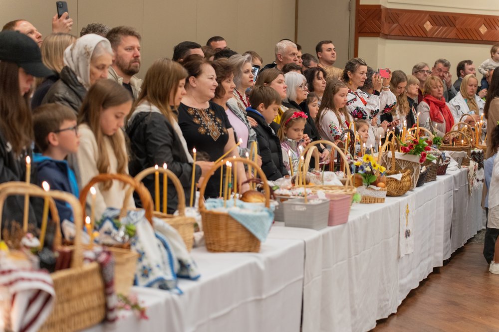 SVCT-Chapel-pascha-2024-magar-7-crowd-closeup-people-baskets.jpg