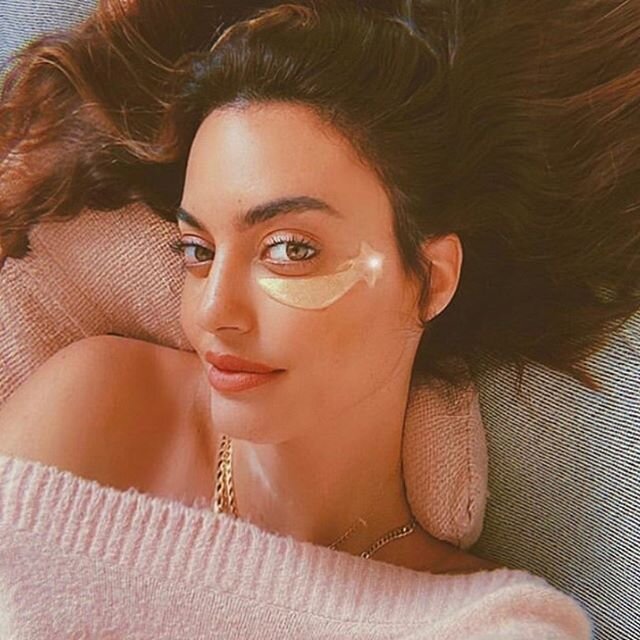 These eye masks are retinol infused + decrease puffiness. Perfect to use while drying your hair or in the AM before the kids wake up! 
On our site now. Get them while they are hot! 🔥 👁