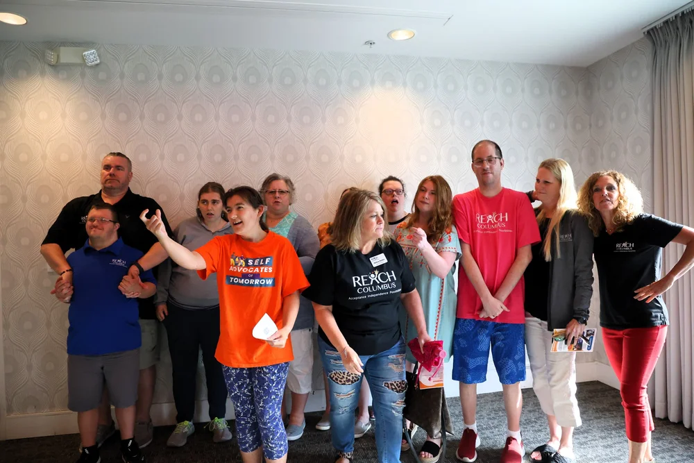  Picture of a group of standing people. 