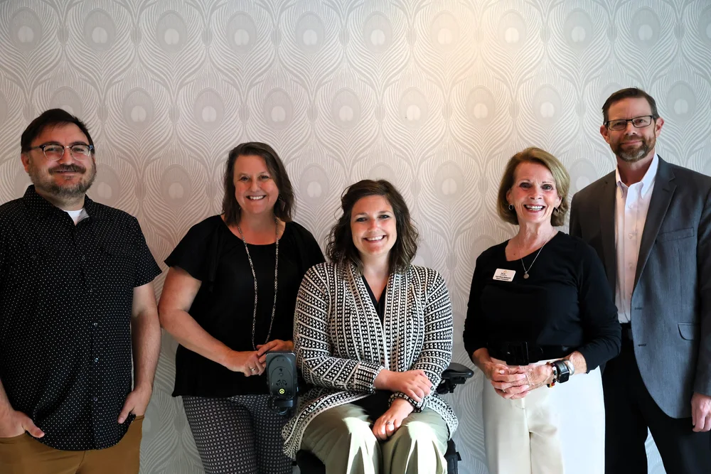  Picture of a group of standing people. 