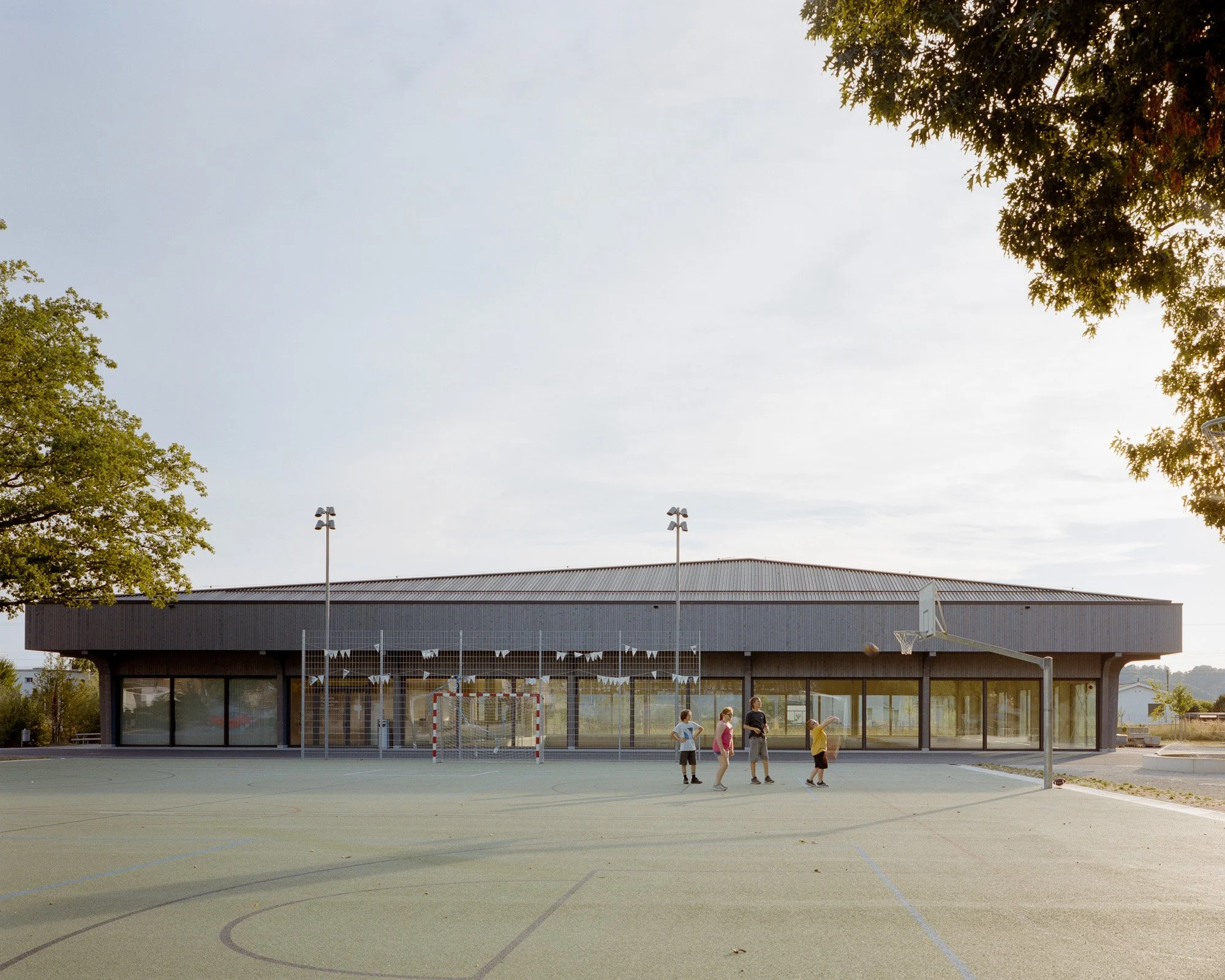 Sporthalle in Bätterkinden / MAK Architecture
