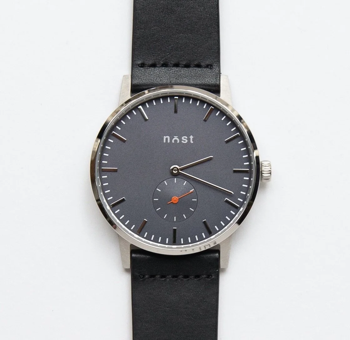 Montre extra plate bleu - M03 / Trotteuse corail / bracelet cuir noir