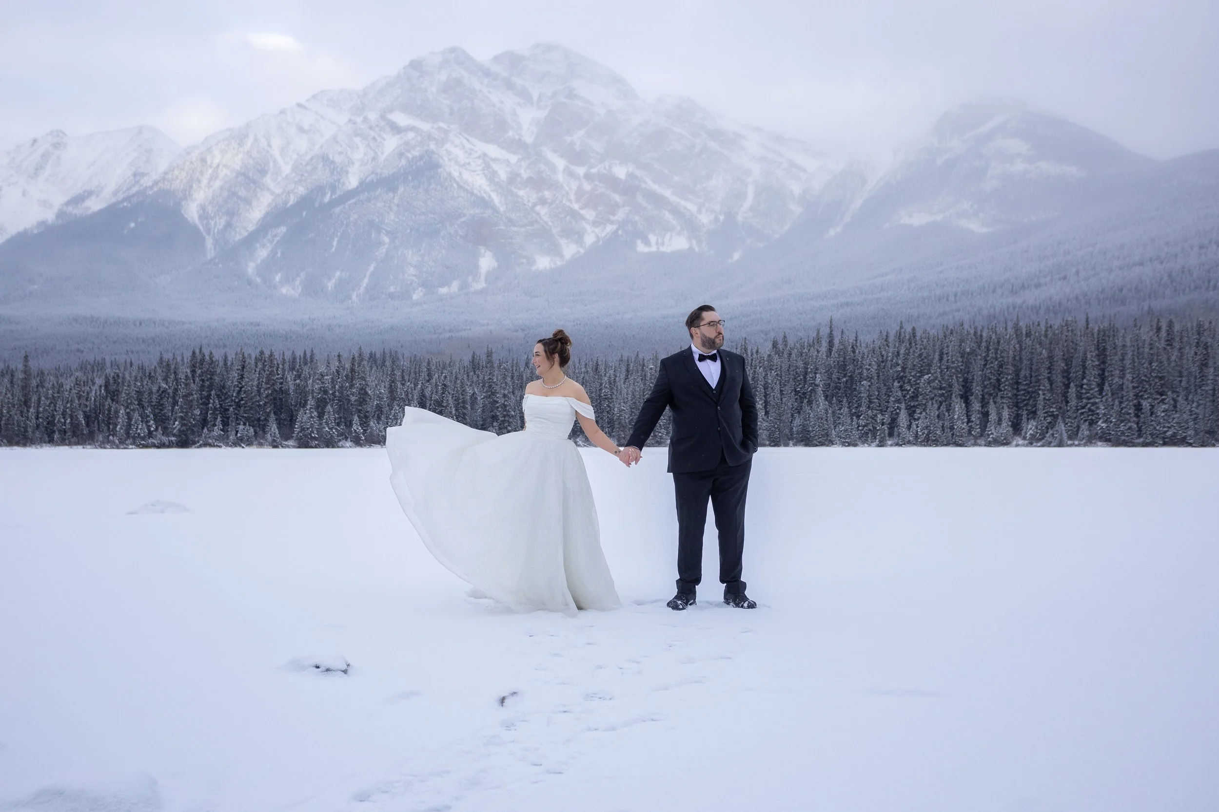 Pyramid Lake Winter Wedding in Jasper.jpg