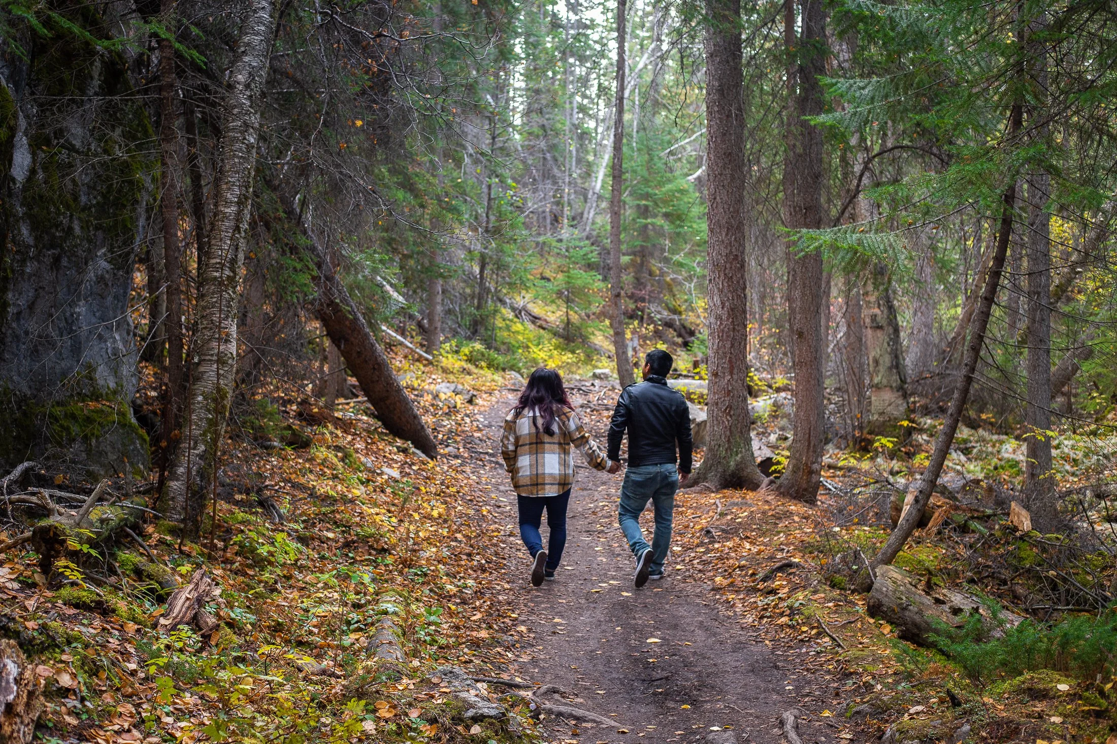 Fall colours in Jasper: maternity and couples sessions with cozy layers and golden light
