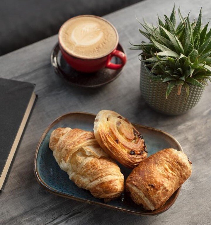 Smile, it&rsquo;s Saturday!! 😁 

☕️Grey lazy day treat with a coffee and pastries @cafetheorchard 🥐 

&hellip;..and a book&hellip;what are you reading today? 

📸 @gizem.kumbaraci 

#cafetheorchard #bagels #breakfast #coffee #coffeelovers #eggsbene