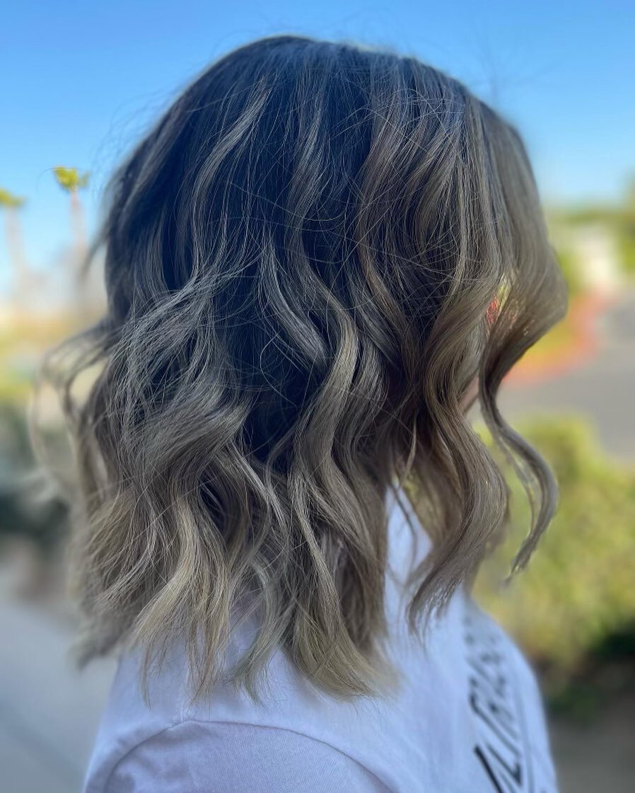 @jenlhair 🌊Beautiful soft waves..Perfect pair with our @marianilastockholm Salty Mist 🏝
..
.
.
.
.
.
.
.
#beachwaves #hairstyles #lobhaircut #balayage #summer #goodvibes #goodnight #explorepage #inspo #blonde #humankind