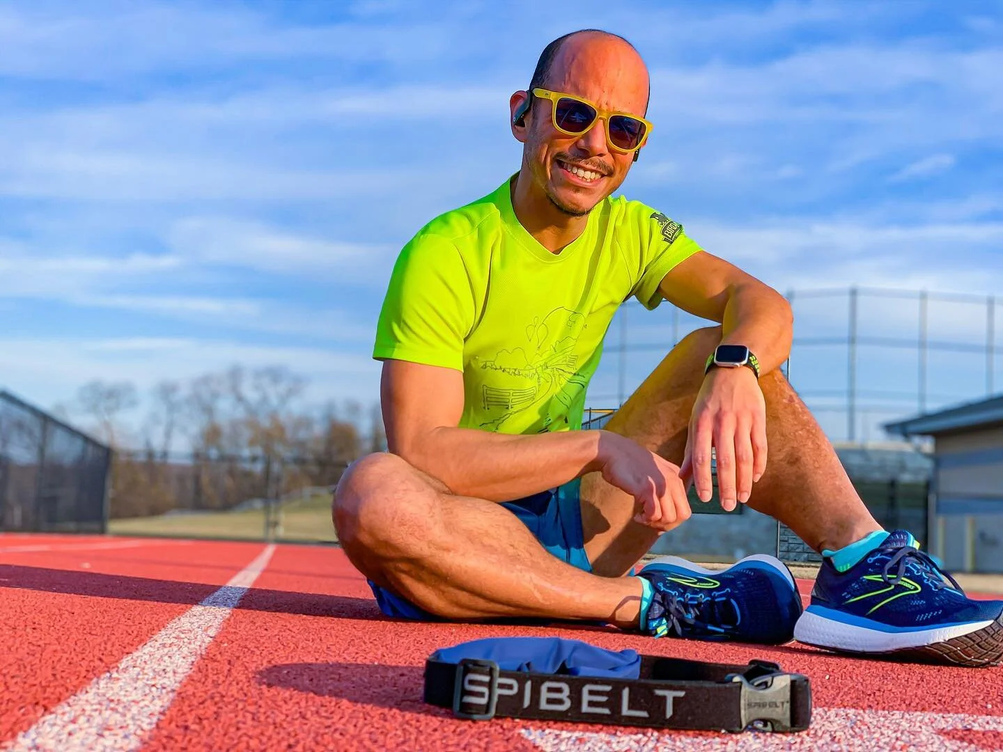 It&rsquo;s feel good Friday and I&rsquo;m really excited bc I have a new pair of running shoes from @brooksrunning 🙌 😃. Definitely needed these today as it added to the perfect trifecta: some sunshine, warmer weather (60&ordm; F), and a track clear