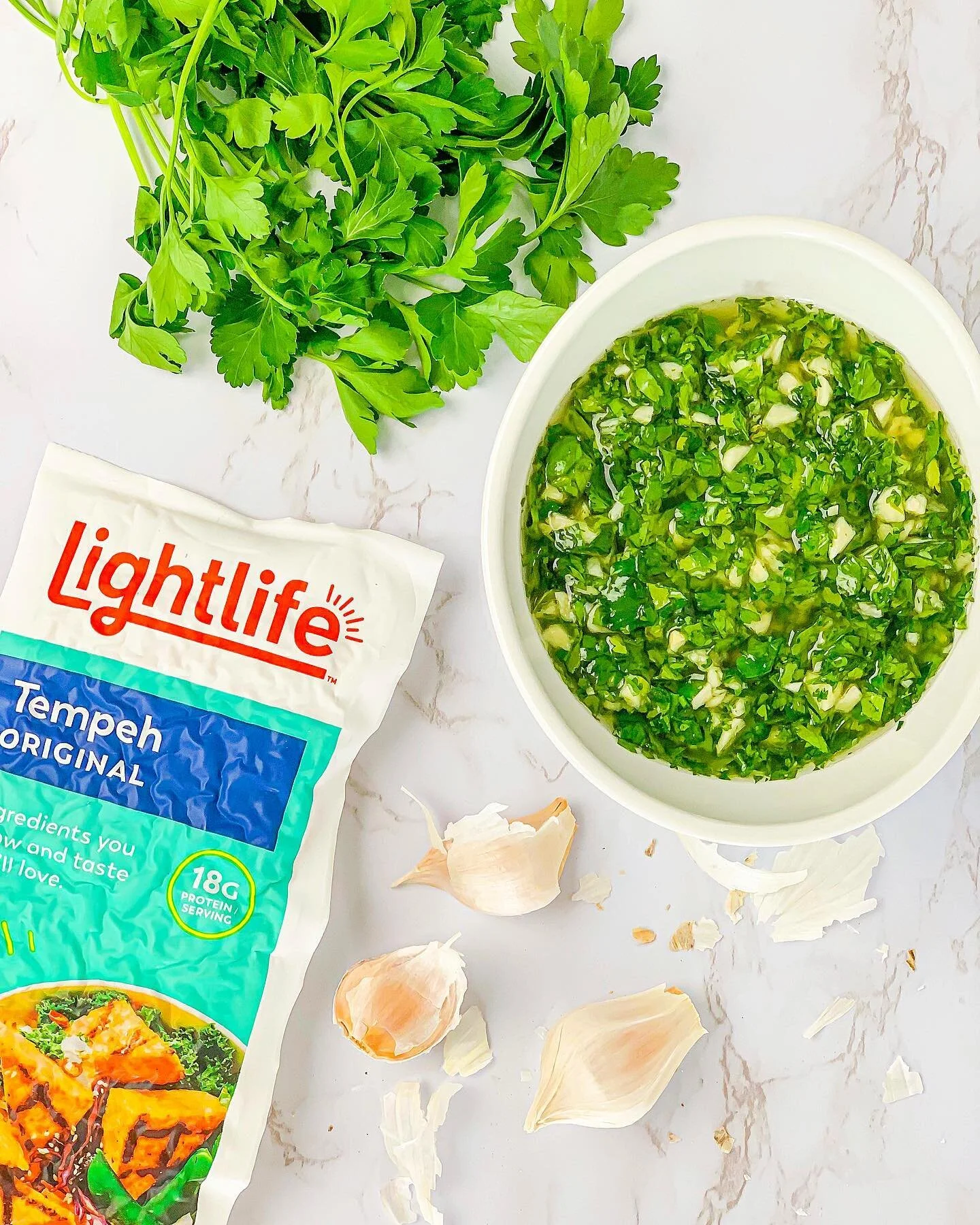 As Spring quickly approaches, its got me thinking of barbecue season 🤤🙌🔥. What better way to welcome the warm weather than with some barbecued tempeh from @lightlifefoods marinated in chimichuri sauce 🤯🤤. My neighbors first introduced this to me