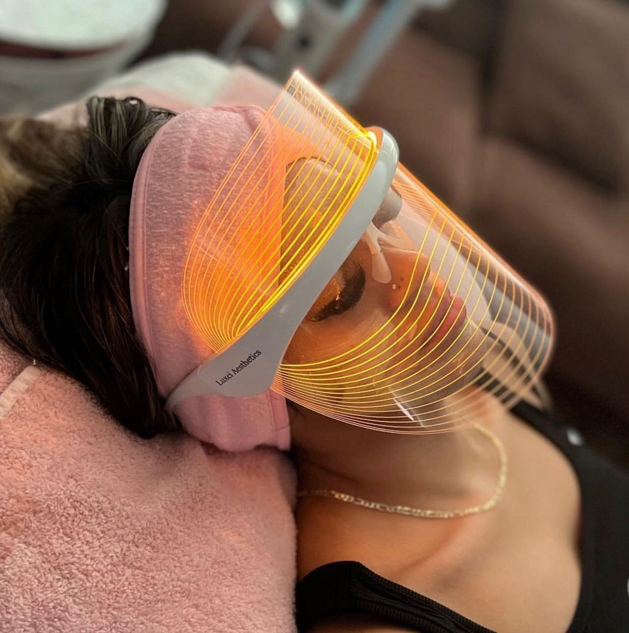 We love to see Luxci LED Shields being used in Treatment Rooms addressing hyperpigmentation/ uneven skintone 👏🏽

📸: @estielexi_ 

#led #ledlighttherapy #collagen #hyperpigmentation #vitamina #aesthetics #estheticianlife #cell #cellturnover #hyperp