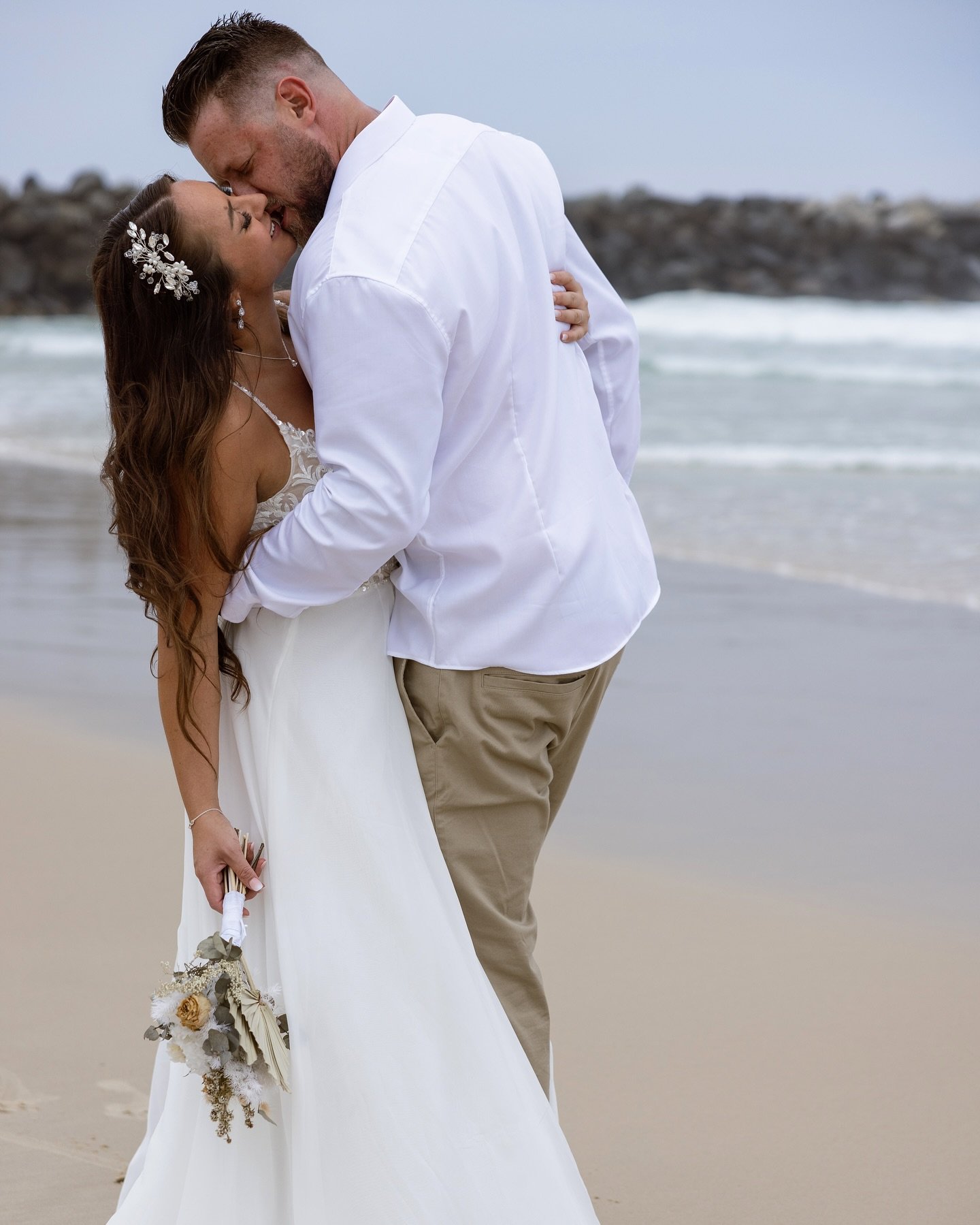 Natalie &amp; Garth 💍🤍 Beach Wedding Ceremony.
Last week, I had the honor of capturing Natalie &amp; Garth&rsquo;s beautiful beachside wedding in a hidden cove, with the ocean breeze adding to the magic. ✨ Their intimate ceremony was full of love, 