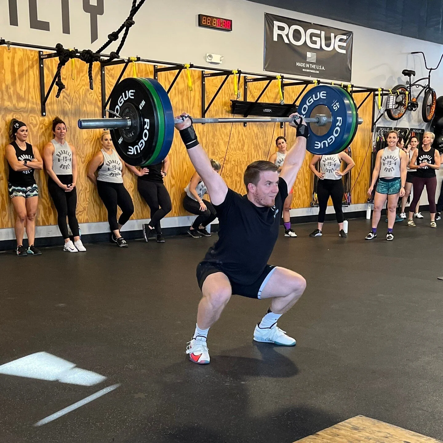 A recent #ThrowbackThursday to our Lift Off event where the Barbell Bros and Babes competed 🏋️ Great turnout and such a fun event! 

#FitSociety #FitSocietyAZ #Lifting
