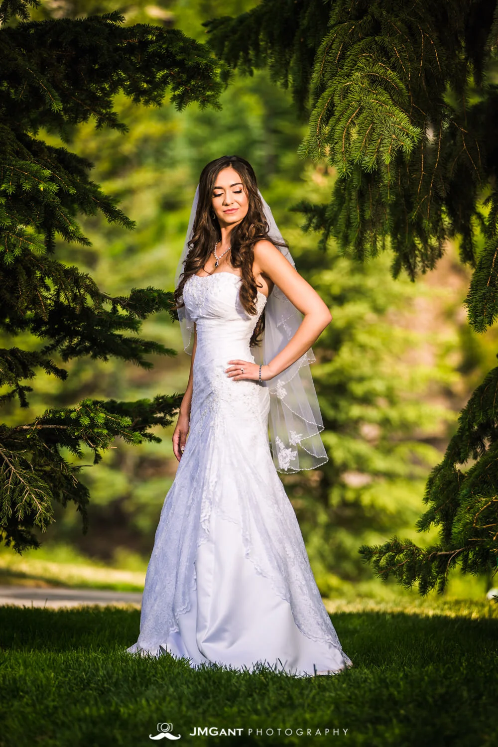  Vail Colorado Wedding | Bride and groom in Vail village | Colorado wedding photographer | © JMGant Photography | http://www.jmgantphotography.com/ 