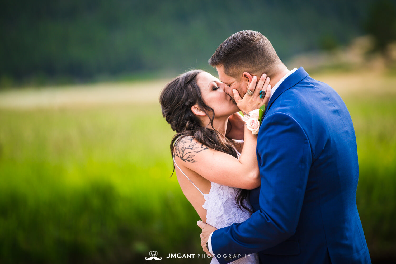  Summer elopement in
Rocky Mountain National Park
© JMGant Photography
http://www.jmgantphotography.com/ 