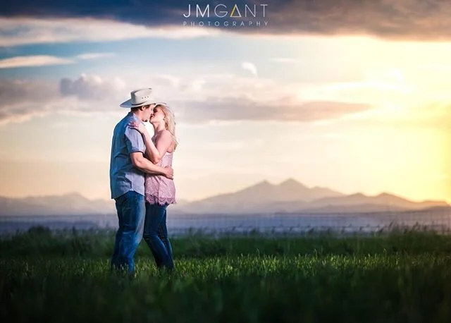 What is the most iconic scenery in your area? Behind this couple is Longs Peak. ⁠
.⁠
.⁠
.⁠
.⁠
.⁠
#coloradowedding #coloradoweddingphotographer #vailweddingphotographer #estesparkweddingphotographer #aspenweddingphotographer #breckenridgeweddingphotog