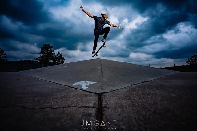 What a great idea! This groom decided to go skateboarding with his groomsmen to calm his nerves. We have had groomsmen go golfing, shooting, hiking, get haircuts, go to breweries, etc.⁠
.⁠
.⁠
.⁠
.⁠
#denver #denvercolorado #denverphotographer #denverw