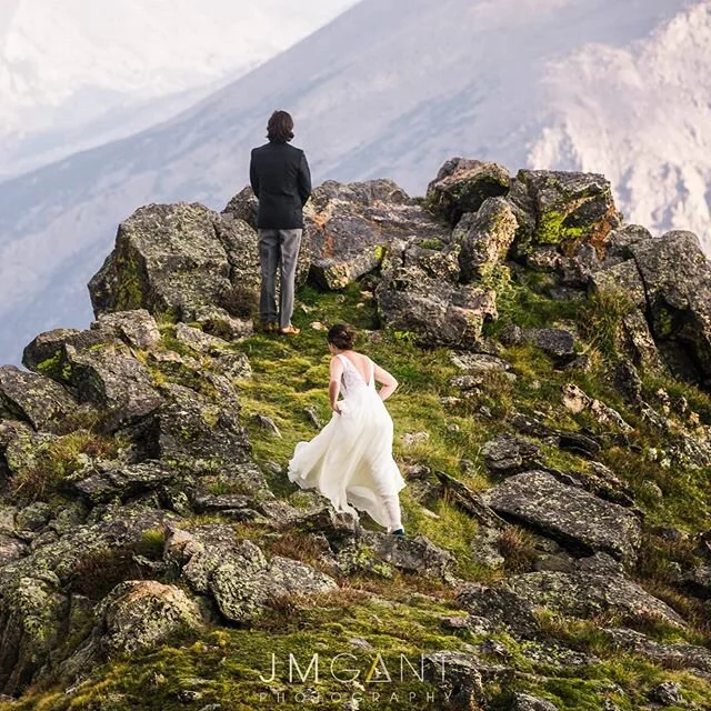 Check out this gorgeous mountaintop first look. I offer it to every couple, knowing full well that it can be difficult and nontraditional, but also knowing full well that, if they take me up on it, there will be few things as memorable and magical.⁠
