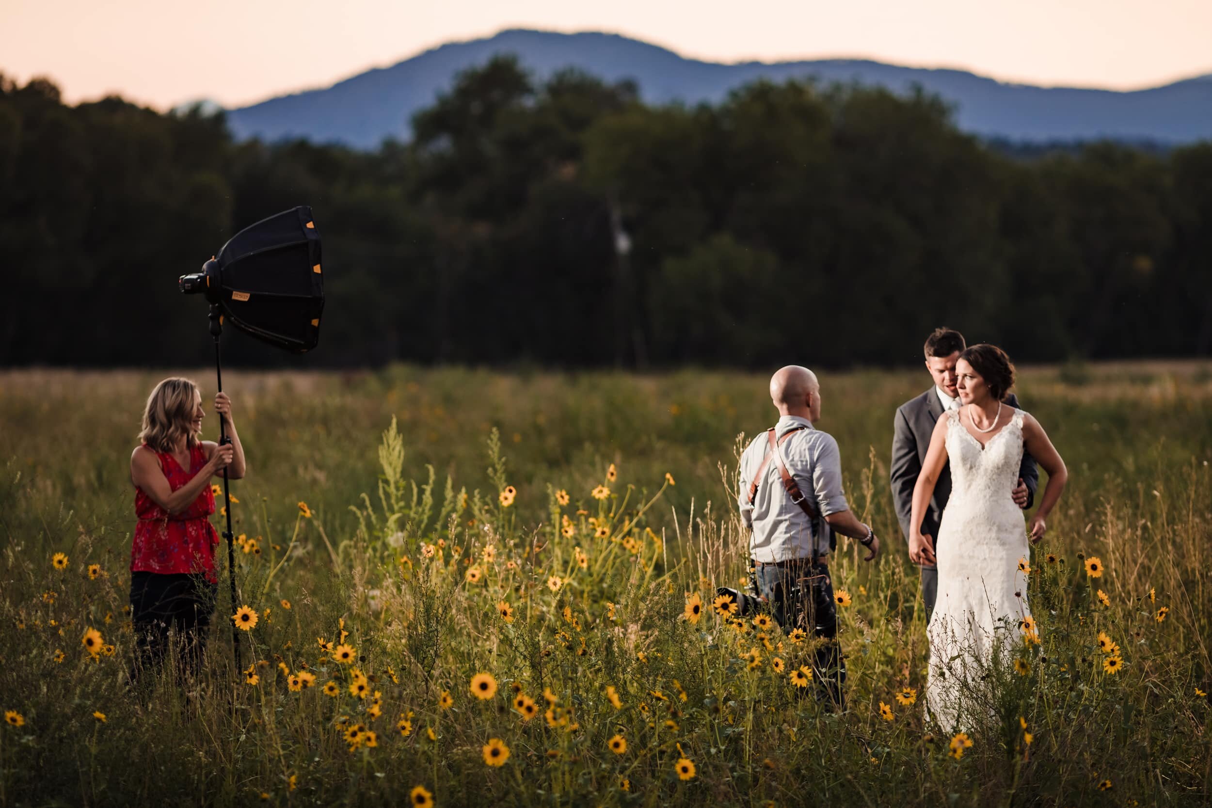 How should photographers dress for a wedding-15.jpg