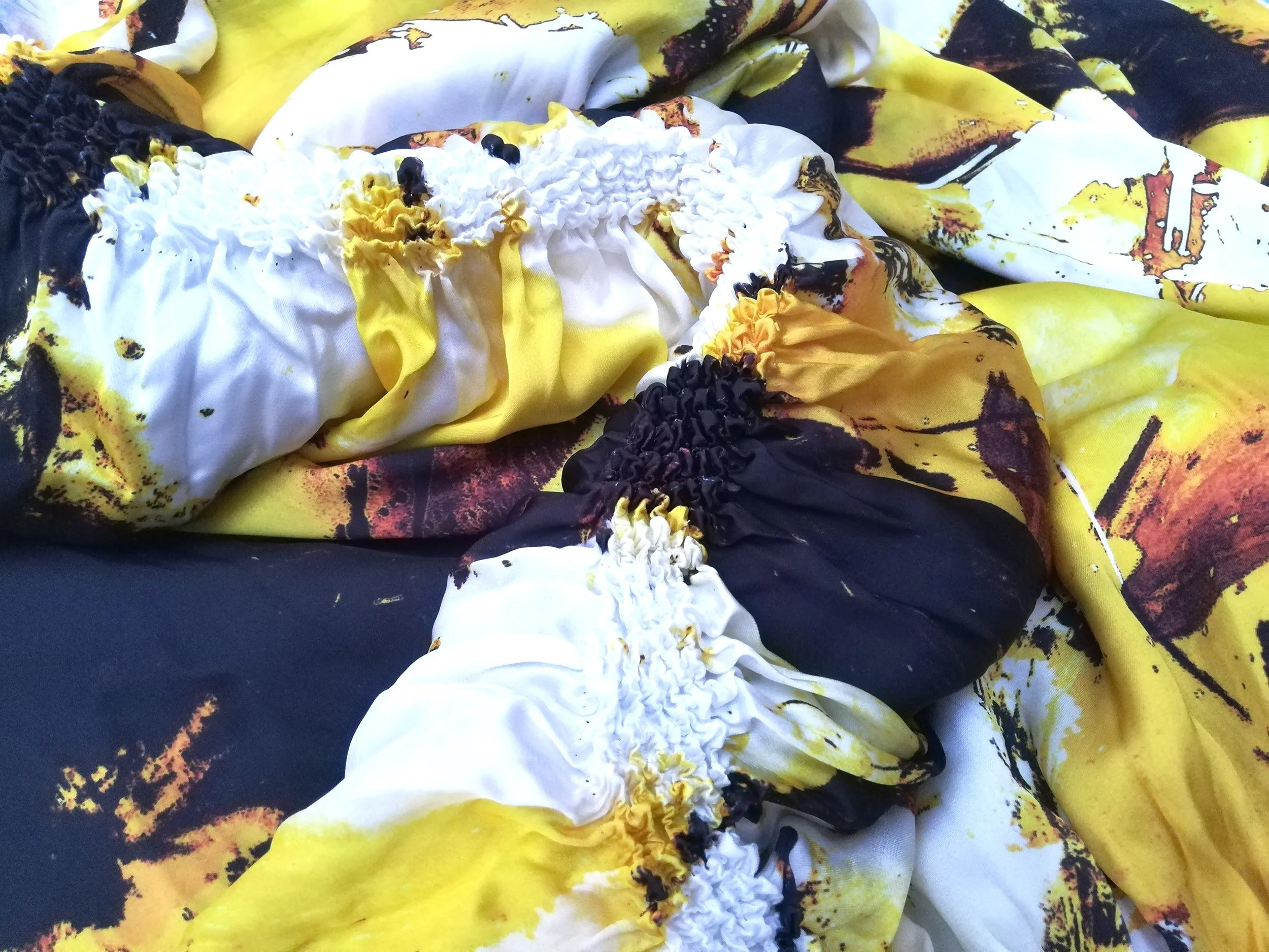 Signature style Shibori on a yellow abstract art print (Collaboration with Anke Ryba).
Shibori in the Shape Making Strategy. JUN NAKAMURA.