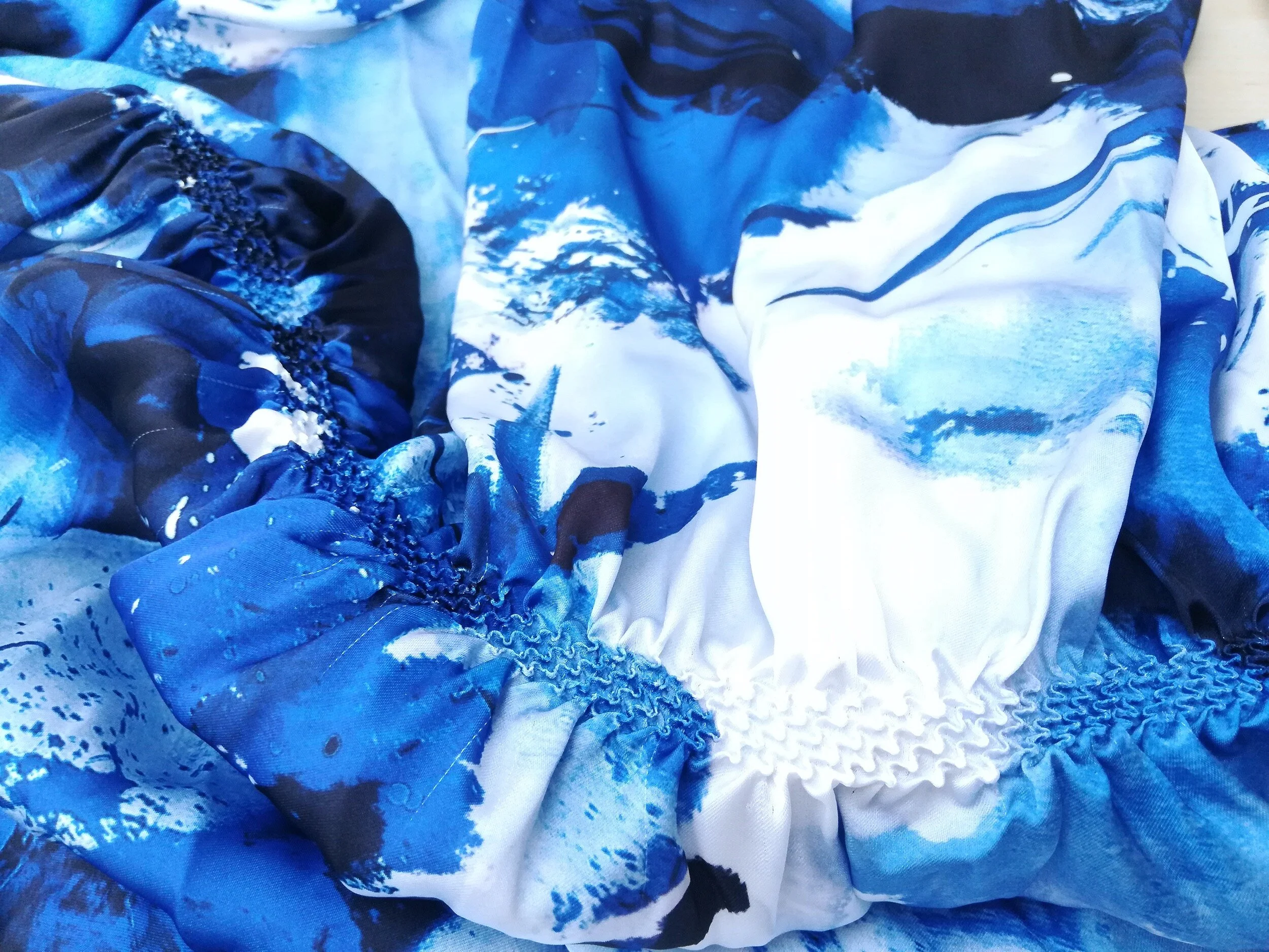 Delicate style Shibori on a blue abstract art print (Collaboration with Anke Ryba).
Shibori in the Shape Making Strategy. JUN NAKAMURA.