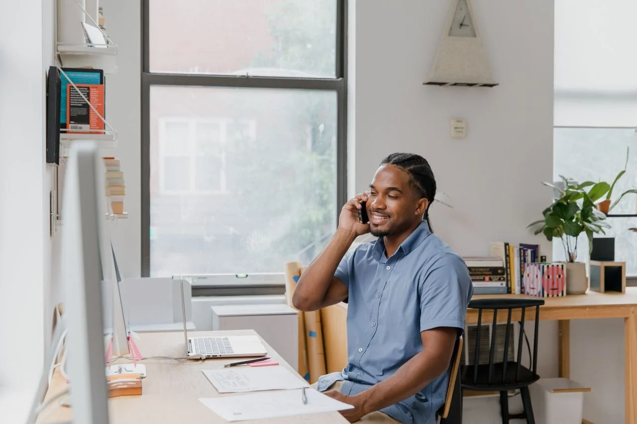 Bellende ondernemer bespreekt het resultaat van zijn professioneel ontworpen Squarespace website met zijn Belgische klant