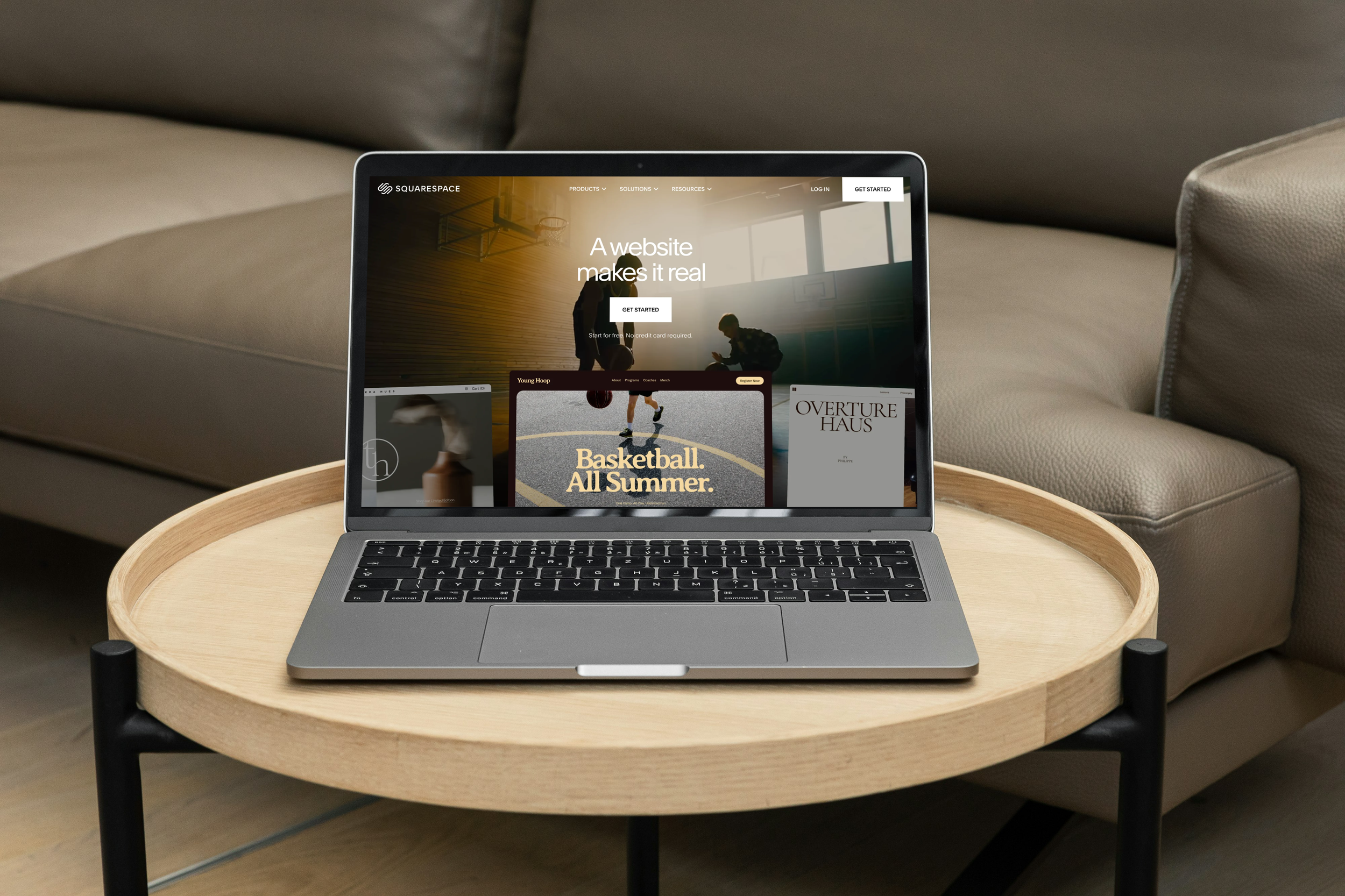 Lpatop op salontafel met Squarespace.com website om de vraag Wat is Squarespace? te beantwoorden