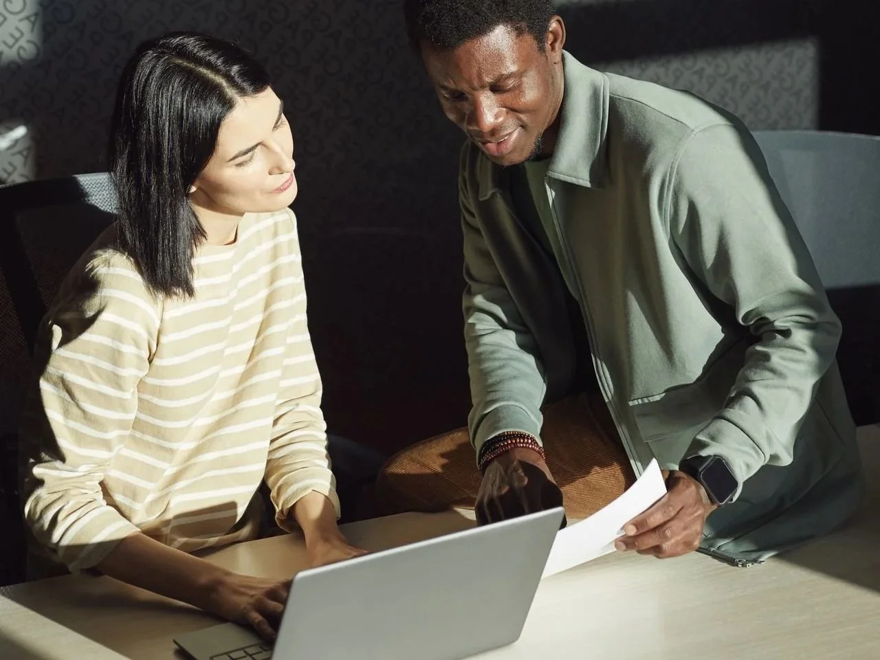 Twee dagspreken zoeken uit hoe ze een website in Squarespace gaan bouwen.