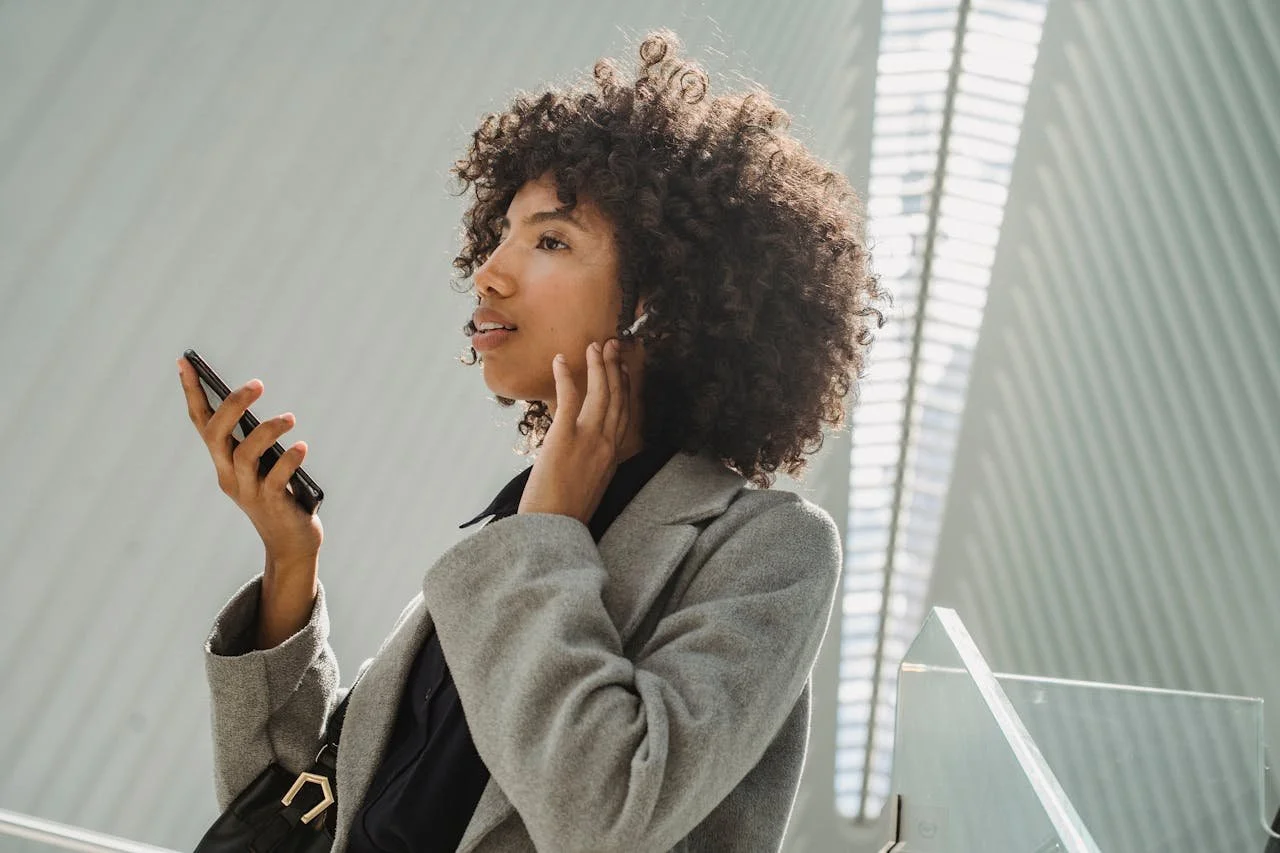 Vrouwelijke fnancieel adviseur belt met Made by Anouk of ze naar Squarespace zou moeten overstappen