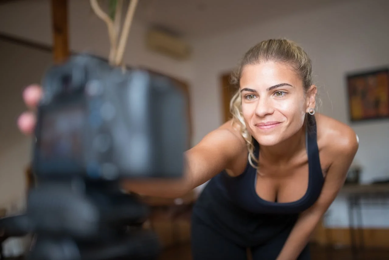 Een online yoga coach maakt opnames voor haar online cursus op haar coach website