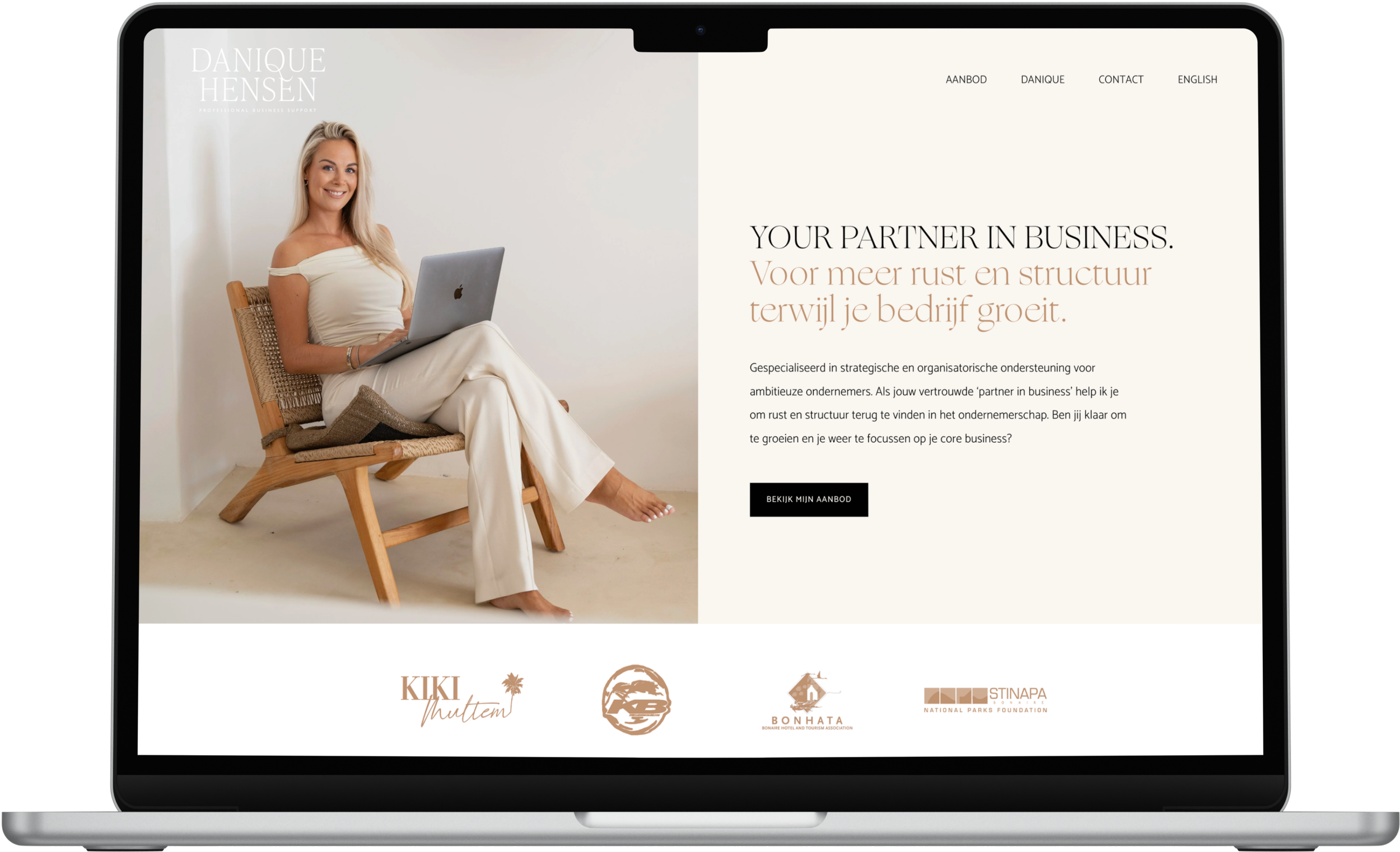 Een open laptop met de one page website van Danique Hensen Personal Assistant gemaakt door Made by Anouk Squarespace Specialist