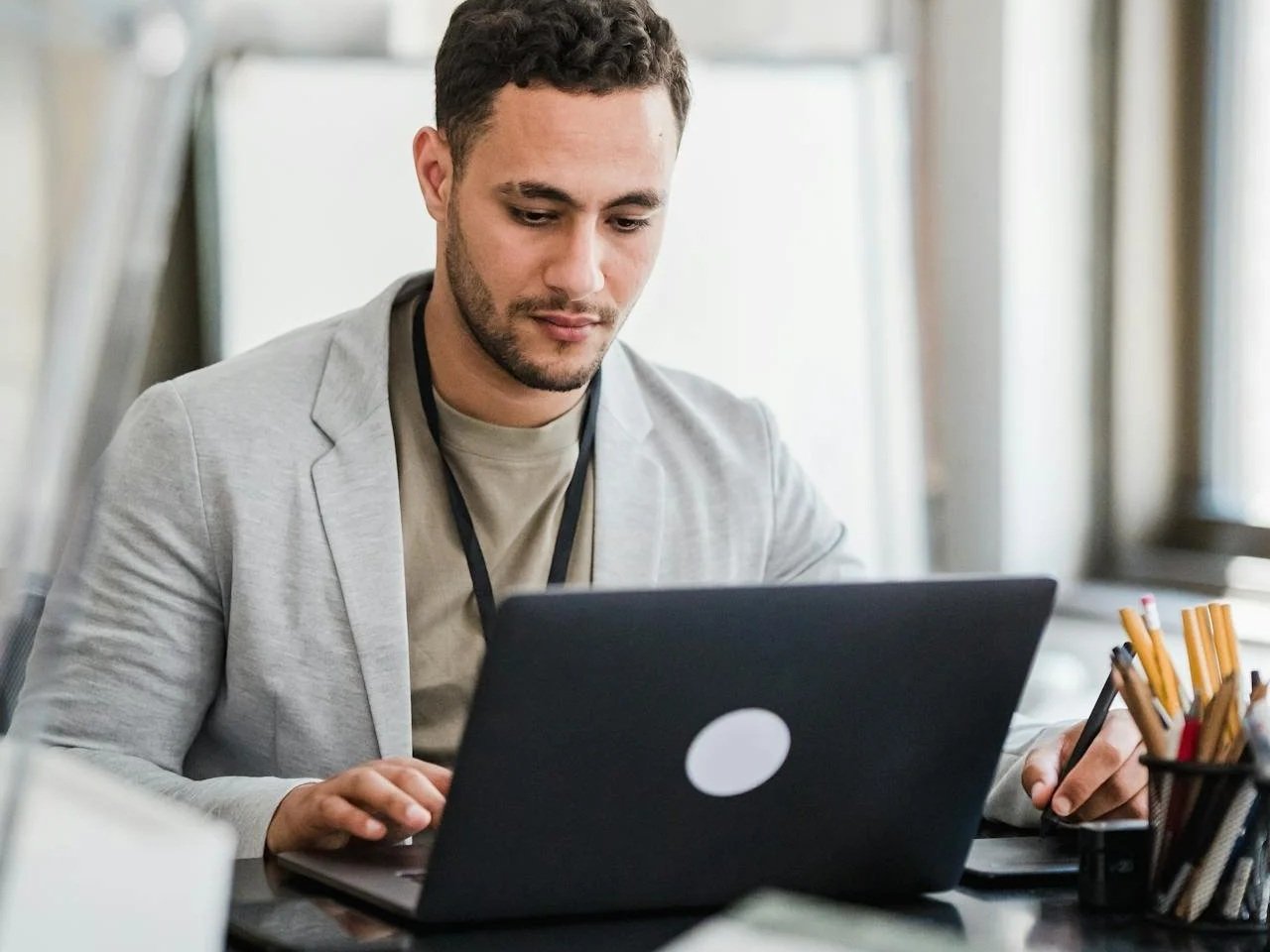 Content creator is bezig met het verbeteren van de technische SEO tips website van zijn Squarespace website