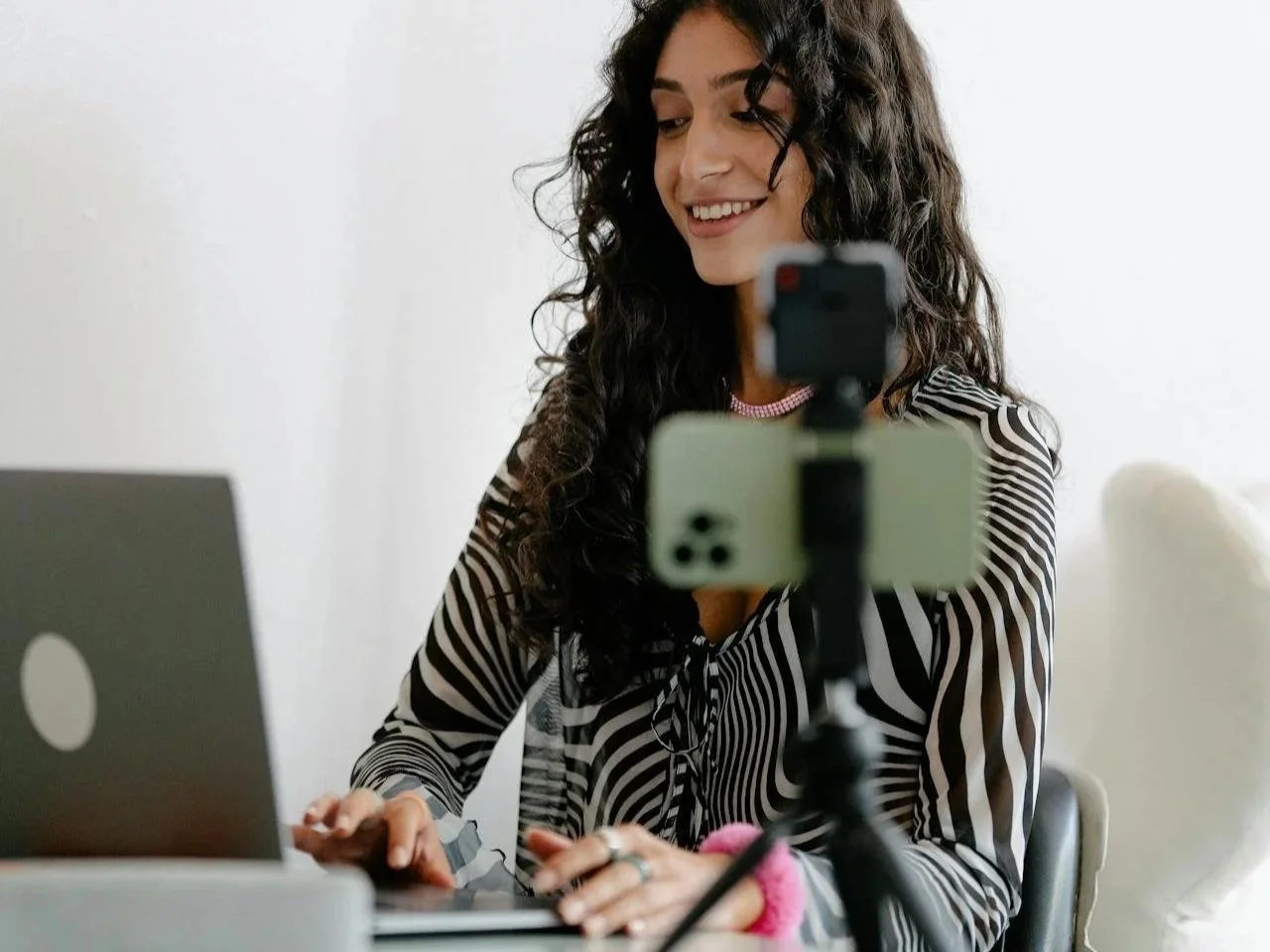 een vrouwelijke youtuber neemt haar nieuwste podcast op van 'Hoe duur is Squarespace in 2026'