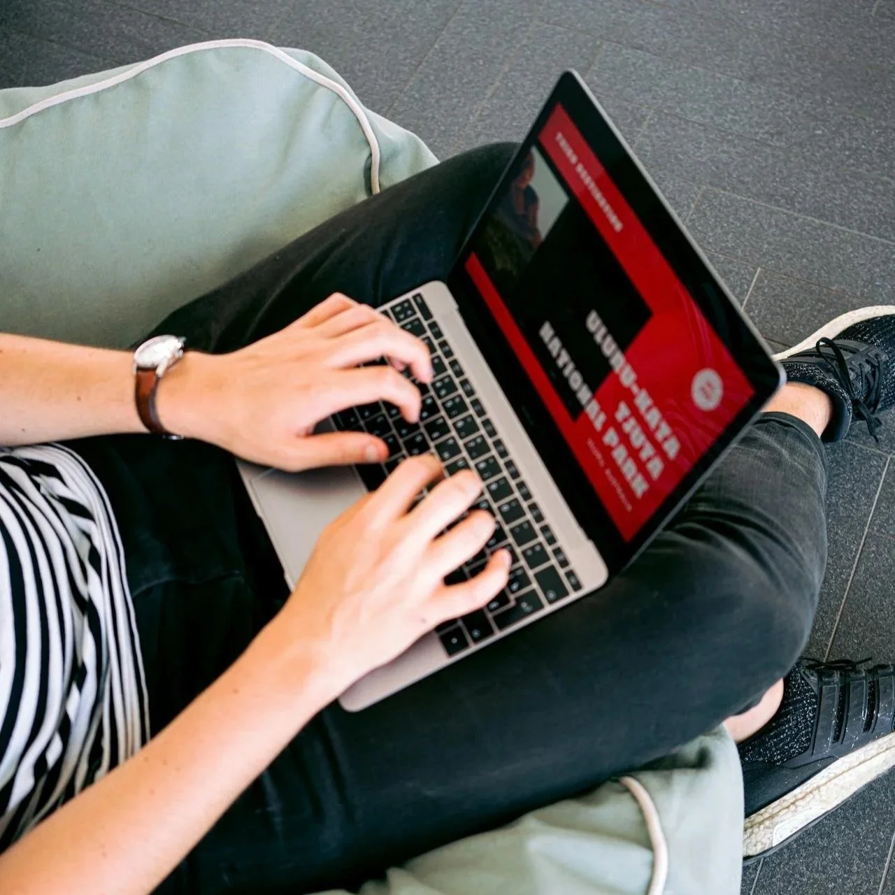 Persoon bekijkt een Squarespace blog met stijgende bezoekers, terwijl Squarespace SEO checklist items worden afgevinkt voor betere Google ranking in 2026