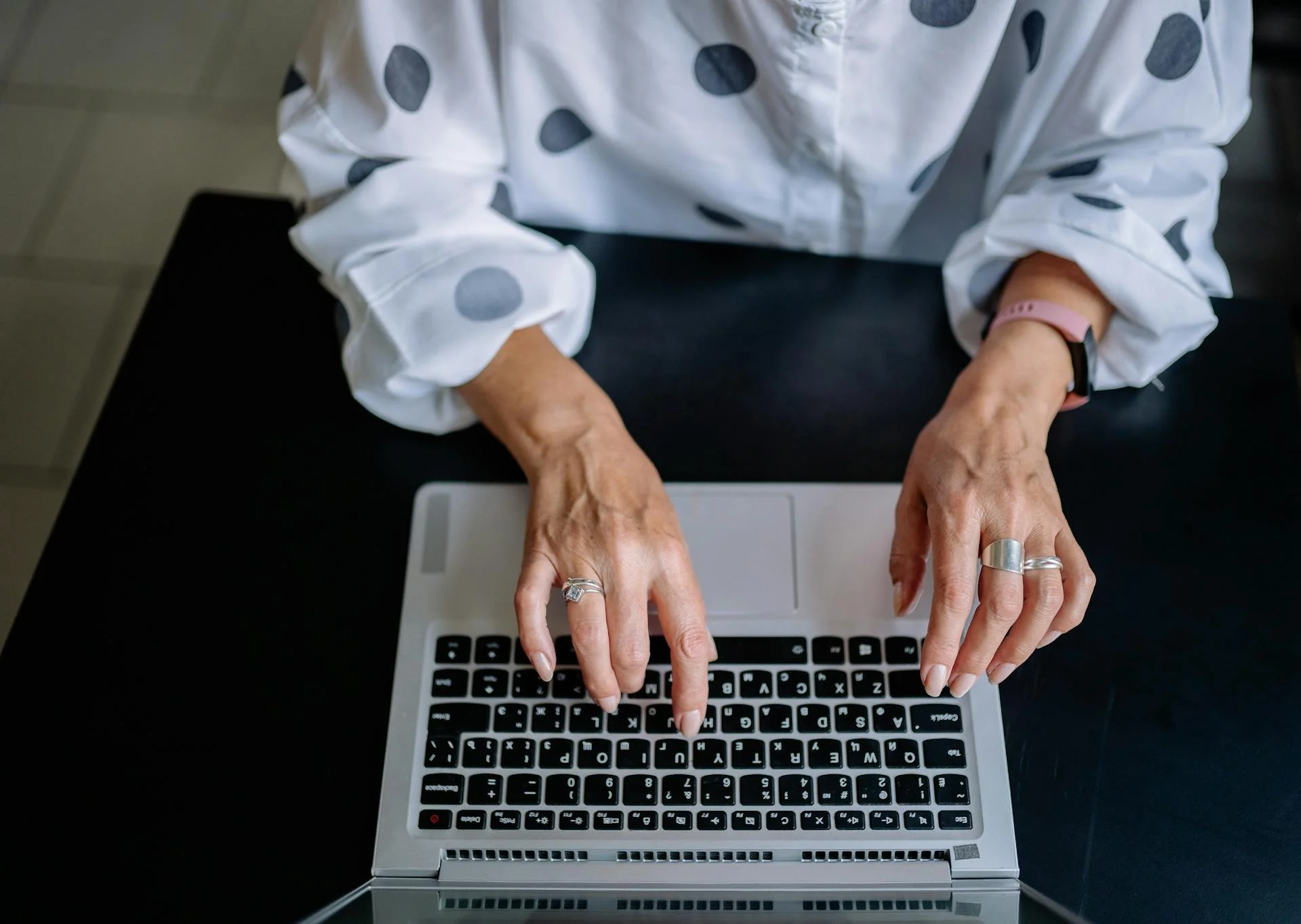 Vrouwelijke ondernemer werkt aan website teksten op haar laptop