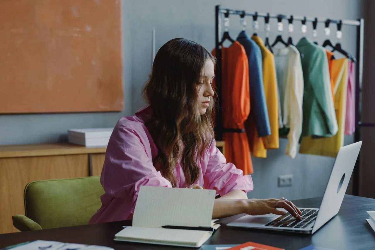 Business coach zoekt achter haar laptop, ter inspiratie bij het zoeken naar een Squarespace webdesigner