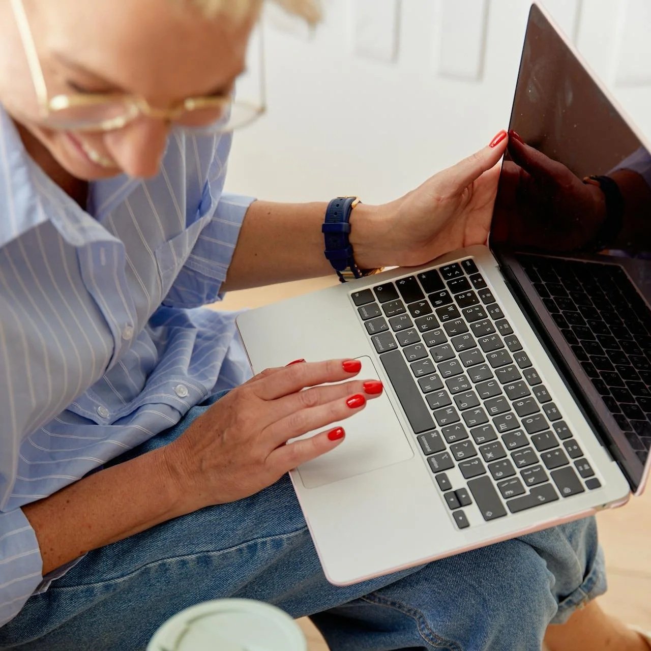 Vrouw die de afbeeldingen in haar Squarespace website van afgeronde hoeken voorziet