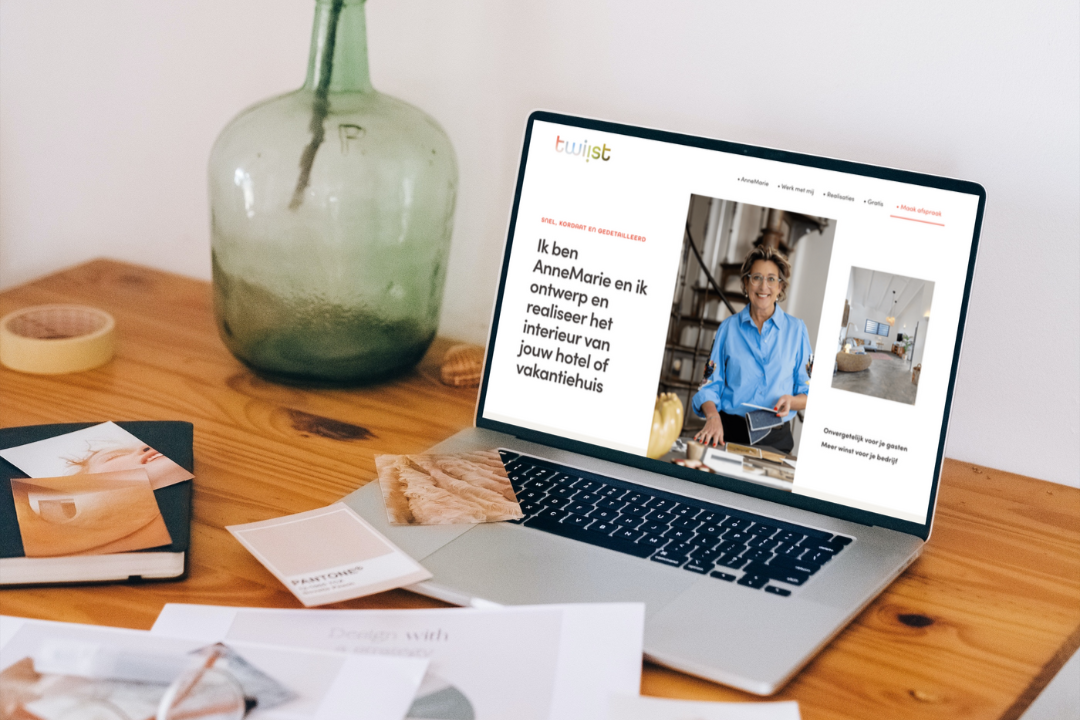 Een open laptop op een tafel, met een Squarespace website over interieurontwerp Twiist zichtbaar op het scherm ontworpen door Made by Anouk.