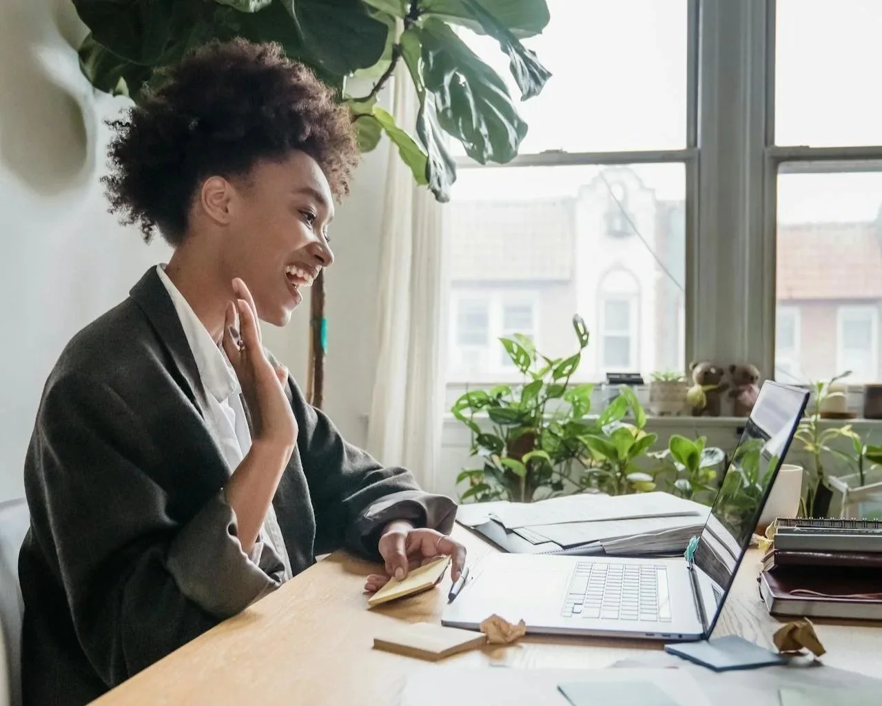 Nederlandse ondernemer in een video call met Made by Anouk bij het kiezen van een Squarespace webdesigner
