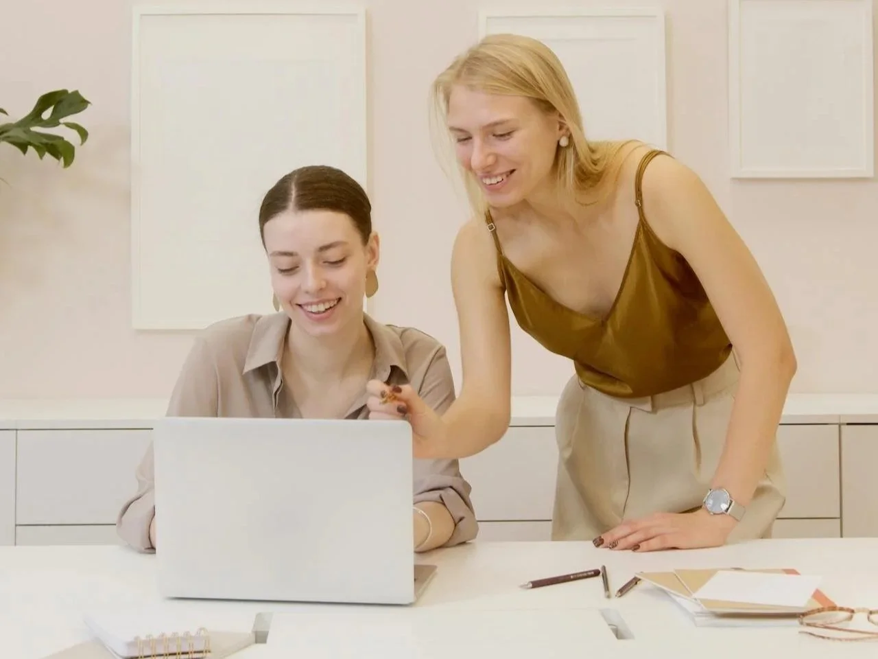 Twee Nederlandse ondernemers maken hun website klaar voor Squarespace IDEAL betalingen.