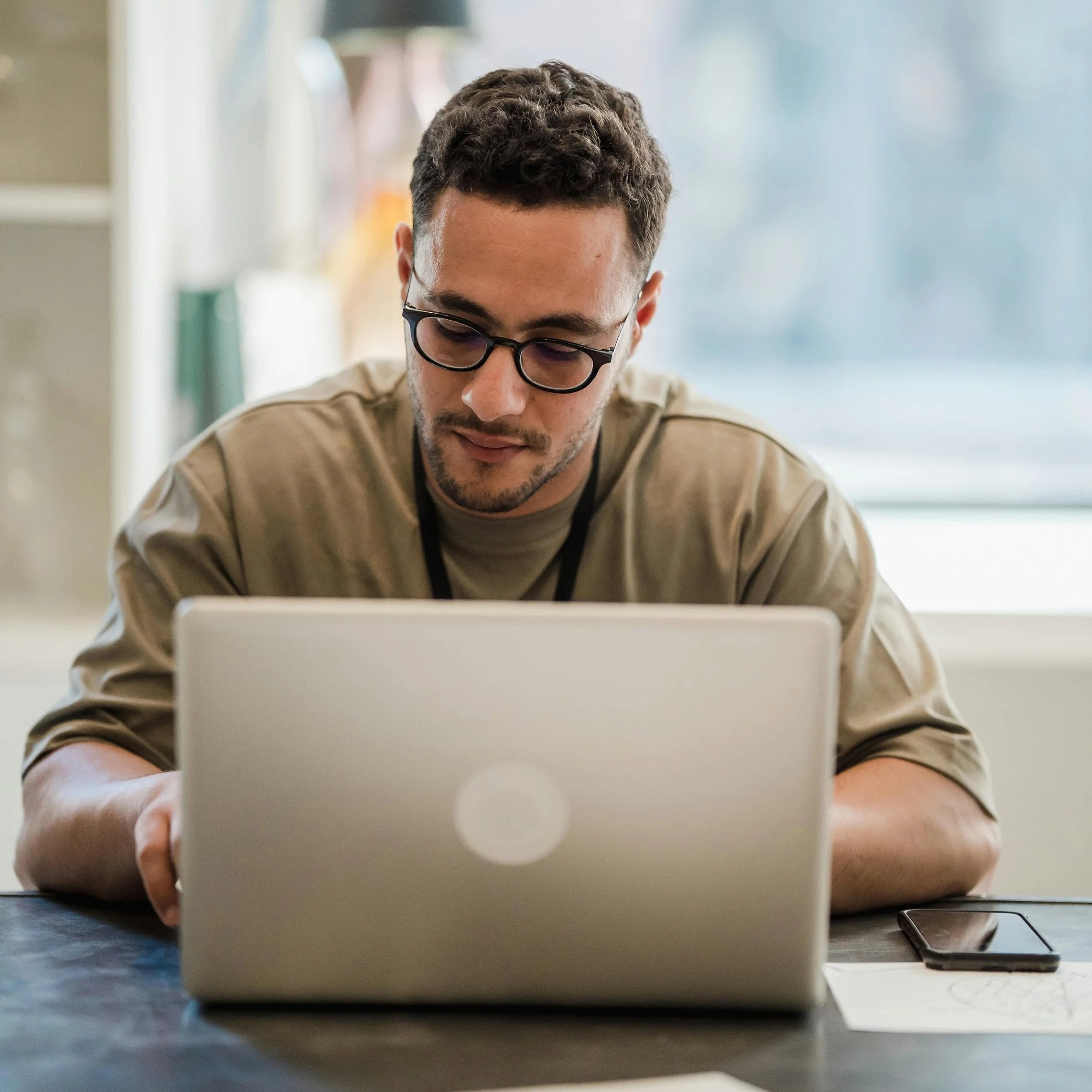 Mannelijke Nederlandse ondernemer werkt achter laptop – Squarespace en iDEAL voor Nederlandse betalingen